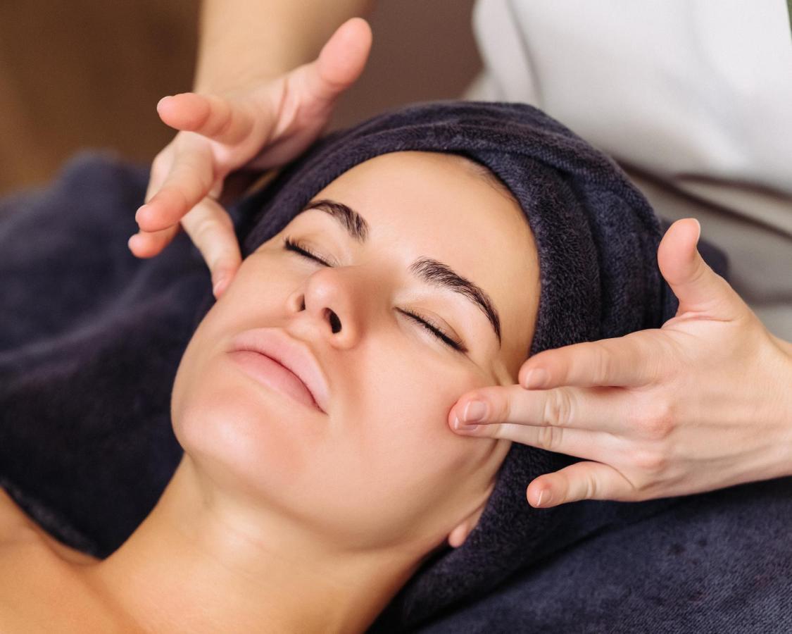 Address Istanbul Hotel Ngoại thất bức ảnh A woman receiving a facial massage