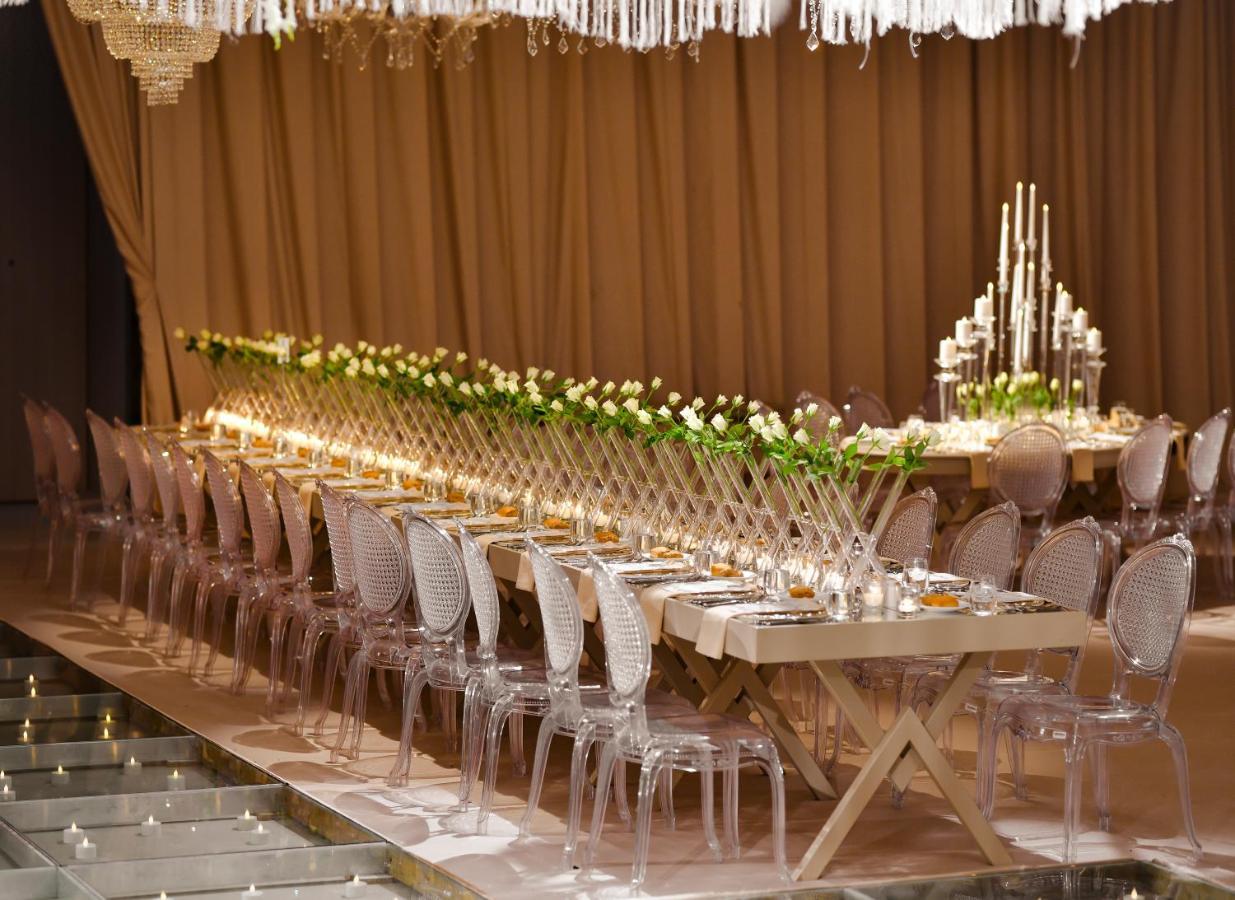 Address Istanbul Hotel Ngoại thất bức ảnh A long table with chairs