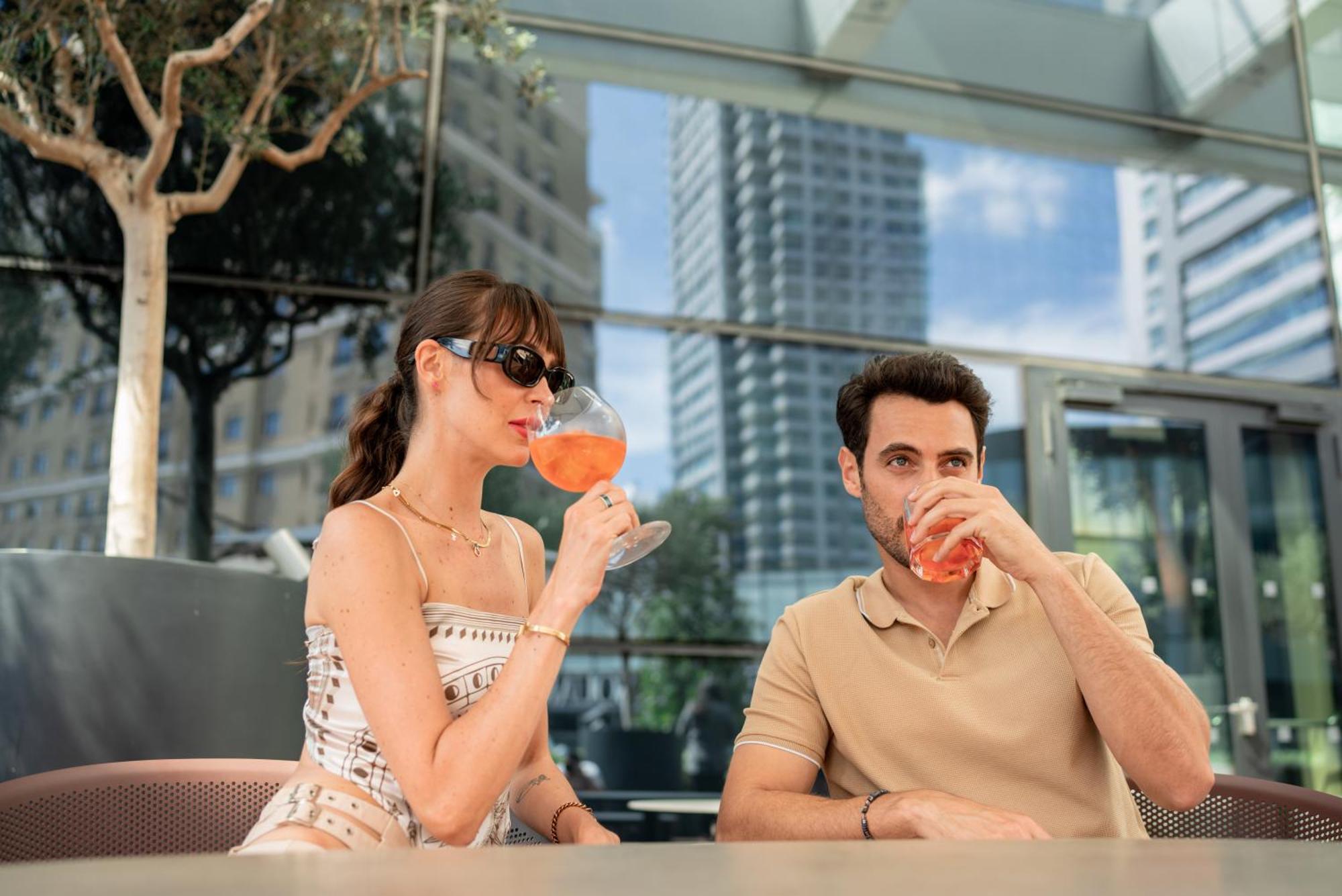 Address Istanbul Hotel Ngoại thất bức ảnh A couple drinking Aperol Spritz